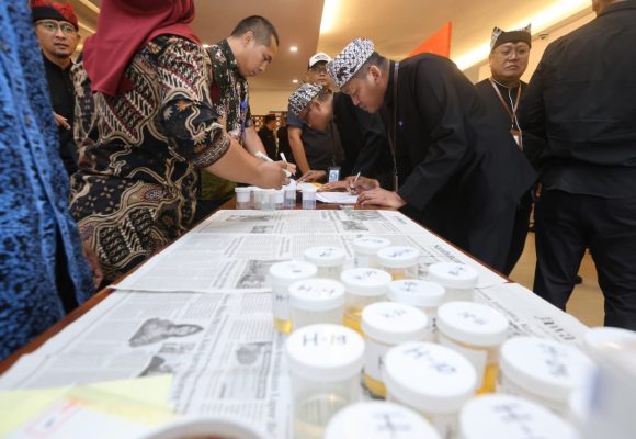 1001106302 Pejabat Banyuwangi Jalani Tes Urine dan Tandatangani Pakta Integritas Bebas Narkoba