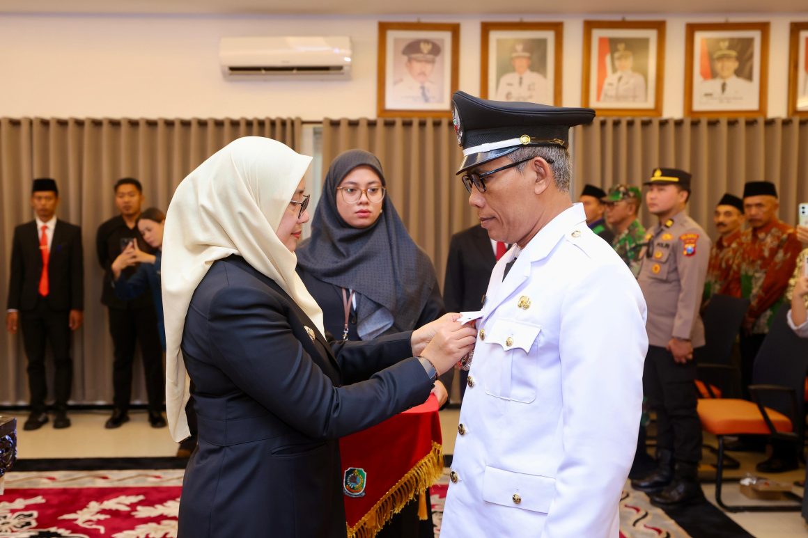 1001107867 Lantik Kades Setail, Ini Pesan Bupati Ipuk Fiestiandani