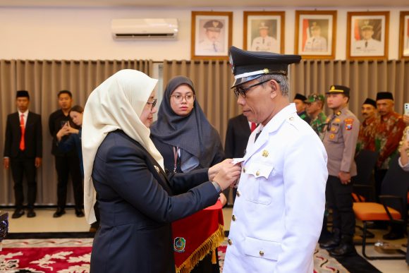 1001107867 Lantik Kades Setail, Ini Pesan Bupati Ipuk Fiestiandani