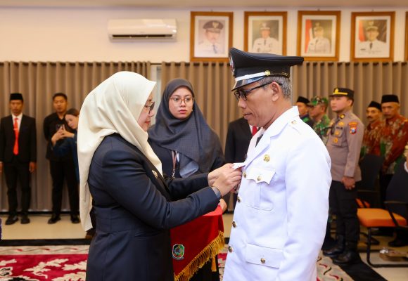 1001107867 Lantik Kades Setail, Ini Pesan Bupati Ipuk Fiestiandani