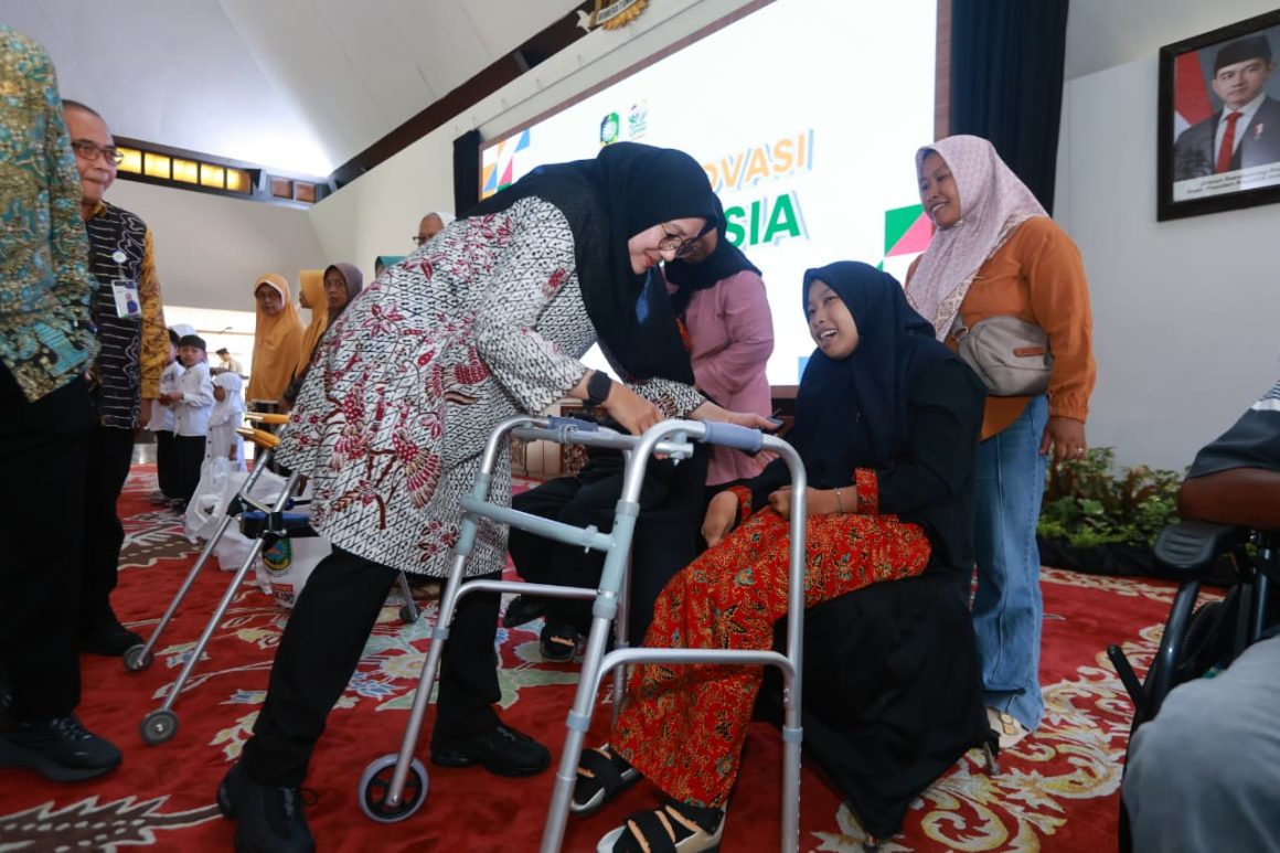 1001109840 Bupati Ipuk Luncurkan Teman Lansia, Pastikan Warga Senior Rentan Tak Luput dari Layanan