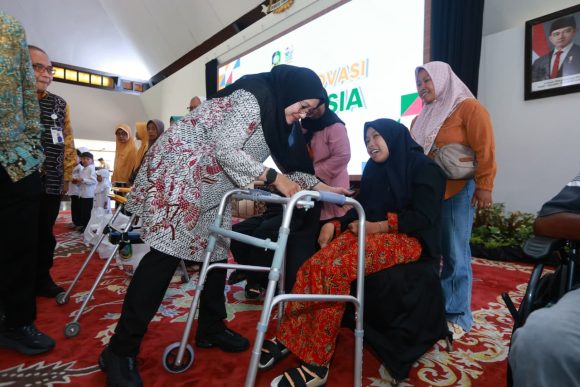 1001109840 Bupati Ipuk Luncurkan Teman Lansia, Pastikan Warga Senior Rentan Tak Luput dari Layanan