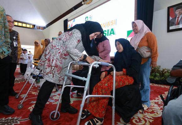 1001109840 Bupati Ipuk Luncurkan Teman Lansia, Pastikan Warga Senior Rentan Tak Luput dari Layanan