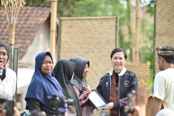 1001112642 Diresmikan Wamen PPA, Banyuwangi Fasilitasi Para Orang Tua di Pinggir Hutan Lanjutkan Pendidikan