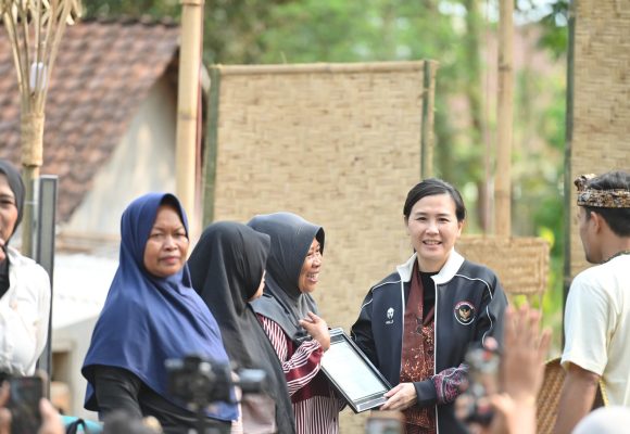 1001112642 Diresmikan Wamen PPA, Banyuwangi Fasilitasi Para Orang Tua di Pinggir Hutan Lanjutkan Pendidikan