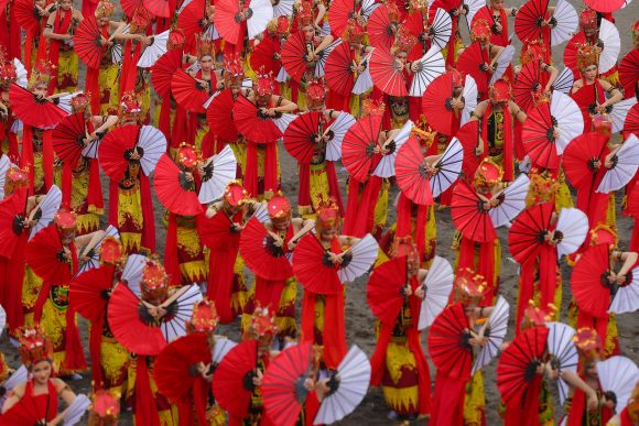 1001118579 Gandrung Sewu Banyuwangi Kian Digandrungi, Ratusan Penari Berbagai Daerah di Indonesia Turut Ambil Bagian