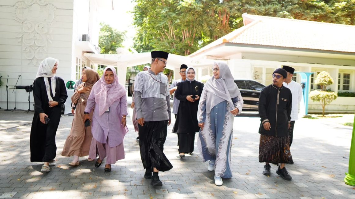 1001138167 Peringati Hari Santri, ASN Banyuwangi Kenakan Busana ala Santri Selama Sepekan