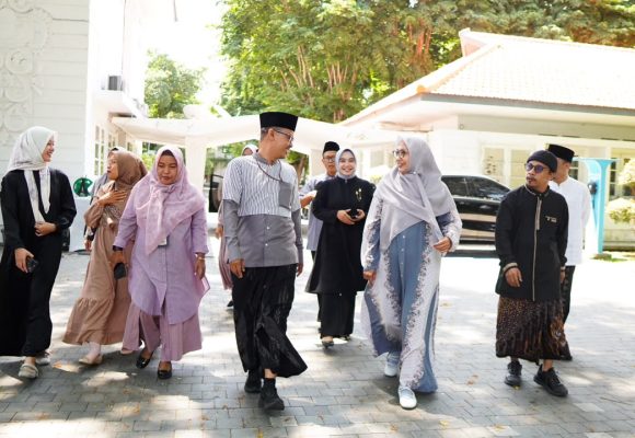 1001138167 Peringati Hari Santri, ASN Banyuwangi Kenakan Busana ala Santri Selama Sepekan