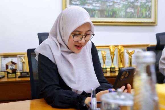 1001138187 Video Call Rombongan Penari Gandrung Sewu Korban Kapal Terbakar, Bupati Ipuk Salut Semangat Tetap Tampil