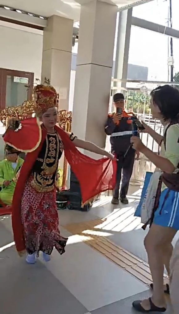 1001144188 Semarak Gandrung Sewu 2026, Penari Gandrung Sambut Penumpang Pesawat dan Kereta Api