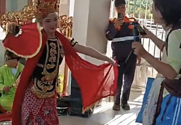 1001144188 Semarak Gandrung Sewu 2026, Penari Gandrung Sambut Penumpang Pesawat dan Kereta Api