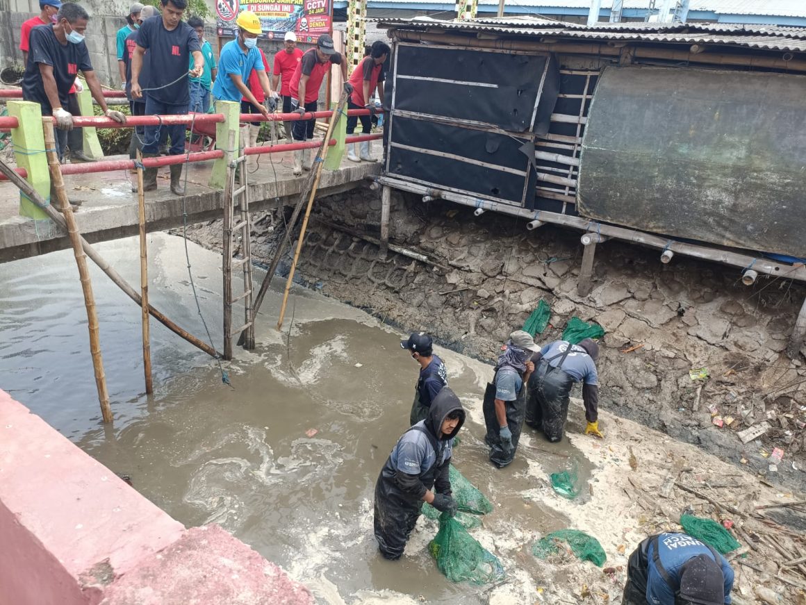 1001152286 Sungai Kalimati Muncar Dibersihkan, Puluhan Ton Sampah Diangkut : PR Berat Menanti di Muara