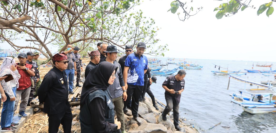 1001158348 Bersih-bersih Sungai Kalimati Muncar Terus Berlanjut, Kini Fokus ke Muara dan Pasang Trash Barrier