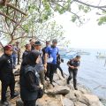 Bersih-bersih Sungai Kalimati Muncar Terus Berlanjut, Kini Fokus ke Muara dan Pasang Trash Barrier