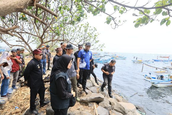 1001158348 Bersih-bersih Sungai Kalimati Muncar Terus Berlanjut, Kini Fokus ke Muara dan Pasang Trash Barrier