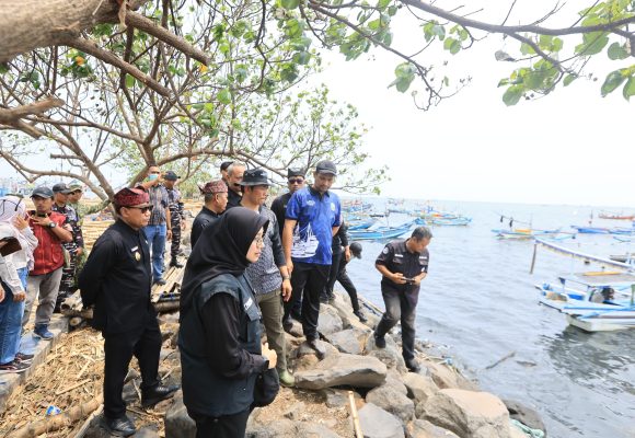 1001158348 Bersih-bersih Sungai Kalimati Muncar Terus Berlanjut, Kini Fokus ke Muara dan Pasang Trash Barrier