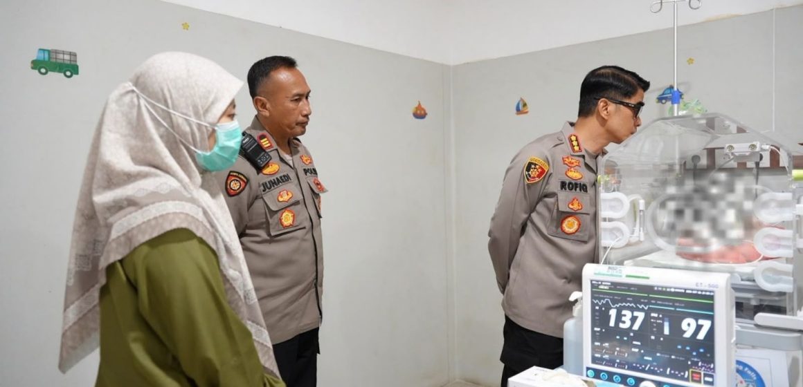 IMG-20261009-WA0010 Kapolresta Banyuwangi Jenguk Bayi Kalibaru, Pastikan Perawatan dan Masa Depannya Terlindungi