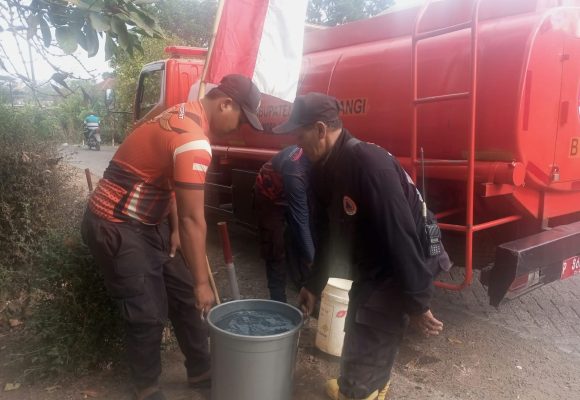 IMG-20261010-WA0001 Kemarau Panjang, 400 KK di Genteng Banyuwangi Digerojok 10 Ribu Liter Air