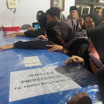 Tangis Keluarga Pecah Sambut Jenazah Ponco Korban KM Virgo