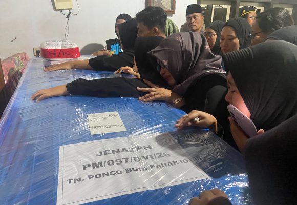 IMG-20261010-WA0020 Tangis Keluarga Pecah Sambut Jenazah Ponco Korban KM Virgo