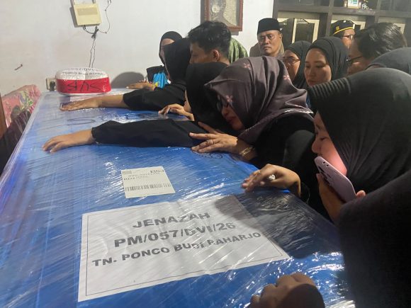 IMG-20261010-WA0020 Tangis Keluarga Pecah Sambut Jenazah Ponco Korban KM Virgo