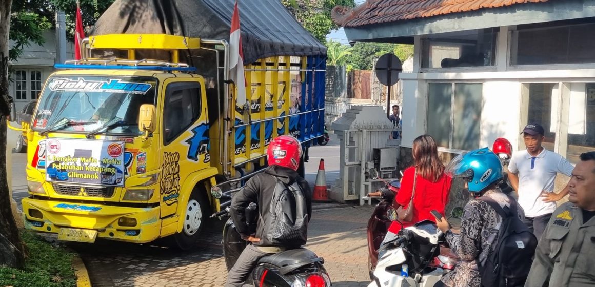 IMG-20261014-WA0044 Tak Dapat Jawaban Pasti, Ratusan Sopir Truk Blokade Kantor Pemkab Banyuwangi