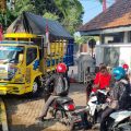 Tak Dapat Jawaban Pasti, Ratusan Sopir Truk Blokade Kantor Pemkab Banyuwangi