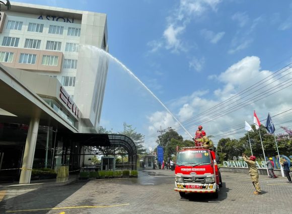 Aston Hotel Banyuwangi Uji Kesiapsiagaan Hadapi Kebakaran