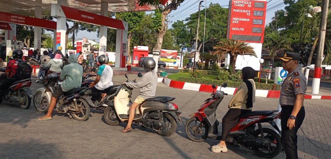 IMG-20261020-WA0006 Dua Kapolsek Urban Pantau Antrean Pertalite di Banyuwangi, Cegah Panic Buying