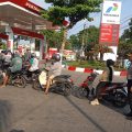 Dua Kapolsek Urban Pantau Antrean Pertalite di Banyuwangi, Cegah Panic Buying