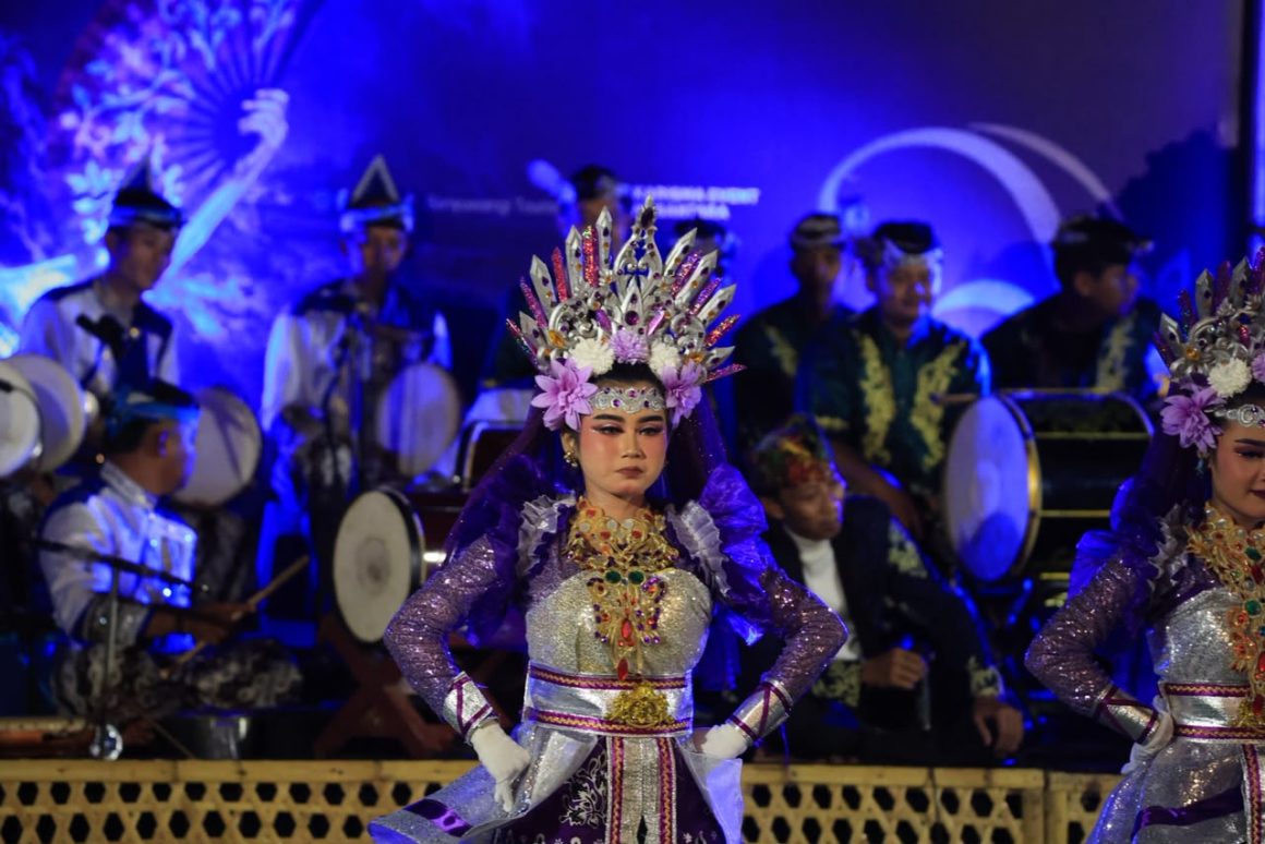 Menjadi Pembuka Perhelatan Gandrung Sewu, Kuntulan Caruk Tampil Meriah