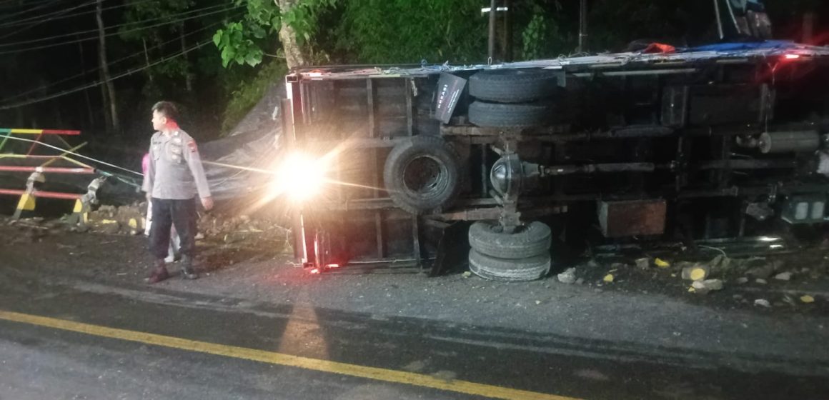 Diduga sopir Mengantuk, Truk Bermuatan Telur Terguling di Jembatan Pasar Sapi Banyuwangi