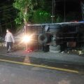 Diduga sopir Mengantuk, Truk Bermuatan Telur Terguling di Jembatan Pasar Sapi Banyuwangi