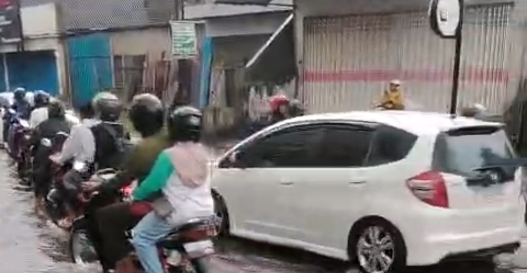 Hujan Deras Guyur Genteng Banyuwangi, Air Masuk Rumah Warga hingga Genangi Jalan