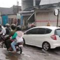 Hujan Deras Guyur Genteng Banyuwangi, Air Masuk Rumah Warga hingga Genangi Jalan